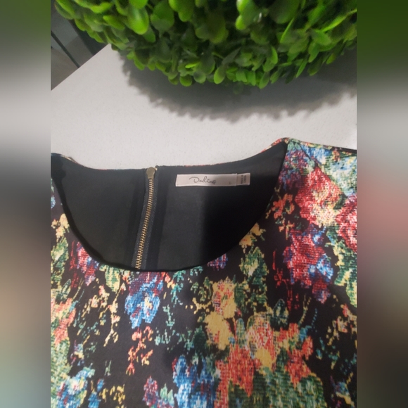 NWOT DARLING Très jolie robe neuve à manches courtes avec motifs effet tissage - Picture 4 of 9